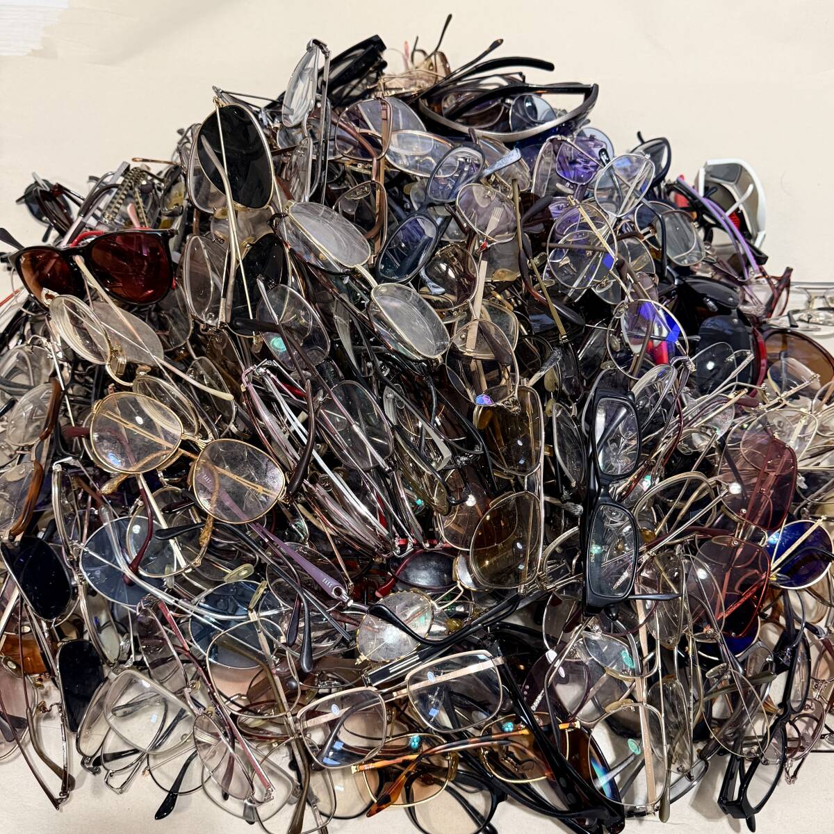ジャンク品 眼鏡・サングラス 大量 まとめ売り 400本以上 10155 メガネ フレーム まとめて eyewear Ray-Ban レイバン等 ブランド拍卖