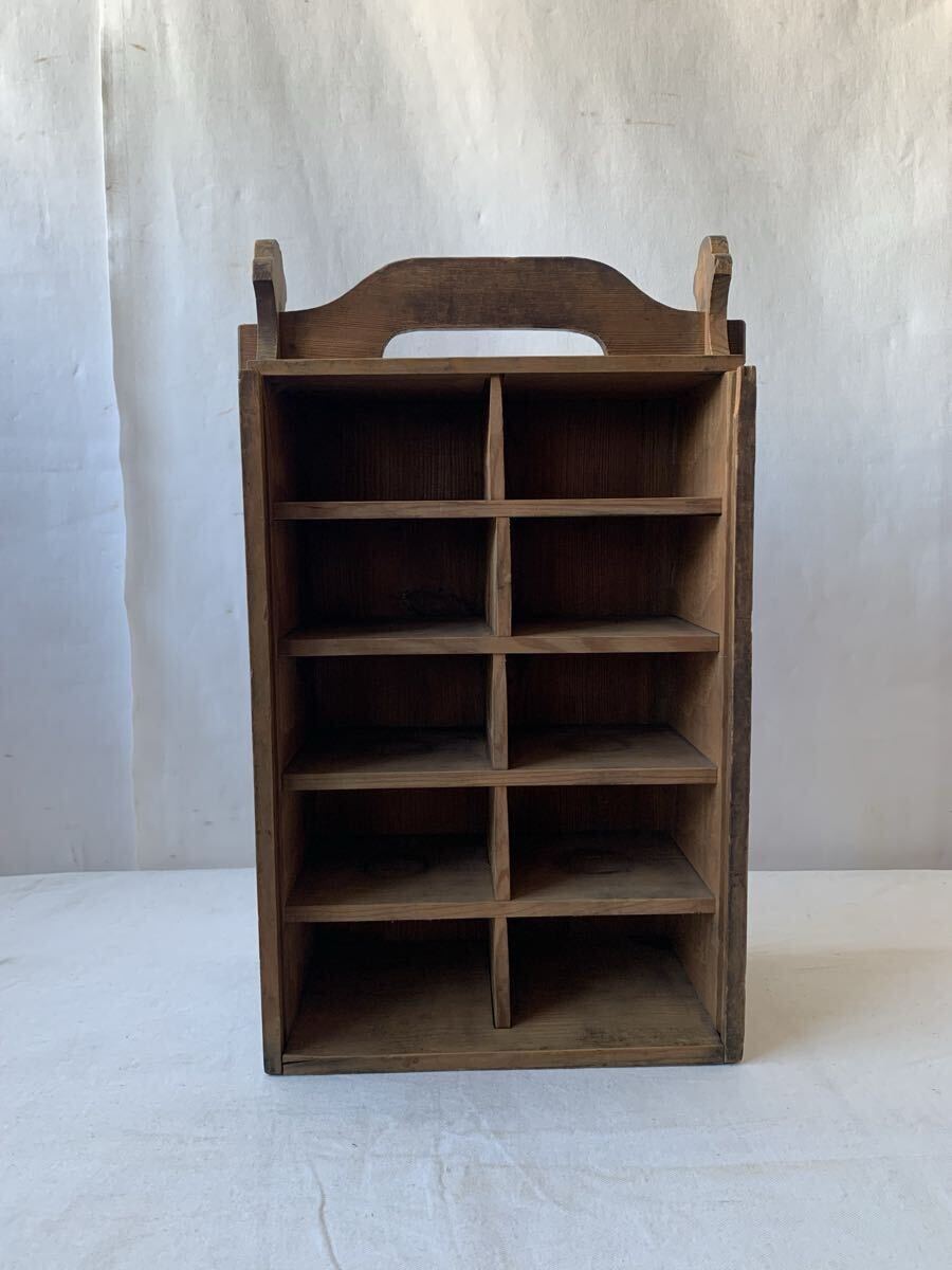 江戸期 経年の雰囲気が素敵な持ち手付10升仕切り木製棚 インテリアディスプレイ古道具アンティークビンテージ什器収納無垢材展示台飾り棚拍卖