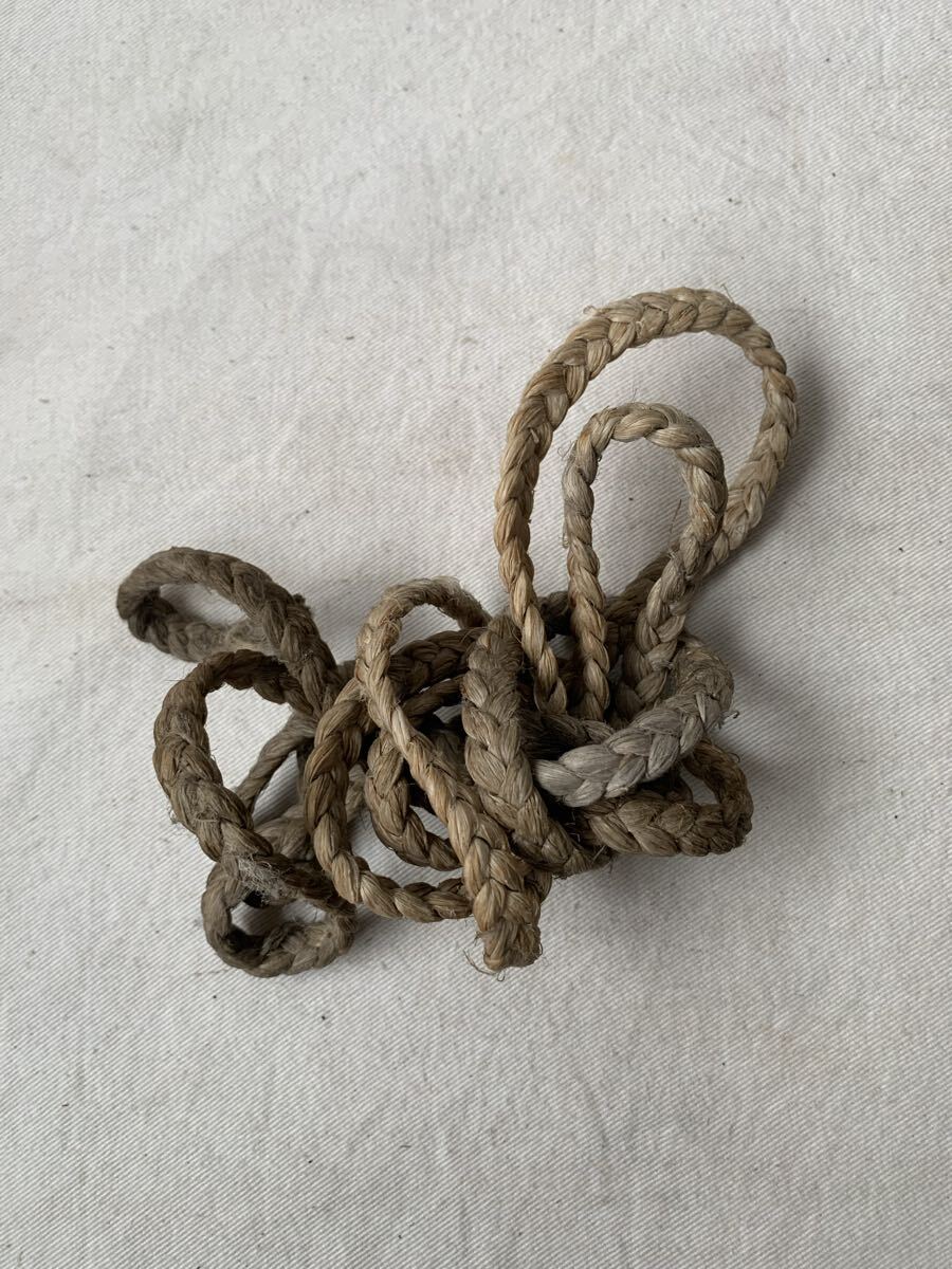 旧家蔵出し 経年の雰囲気が素敵な古い縄紐 インテリアディスプレイ古民具民芸民藝古道具骨董古物アンティークレトロ店舗什器プリミティブ拍卖