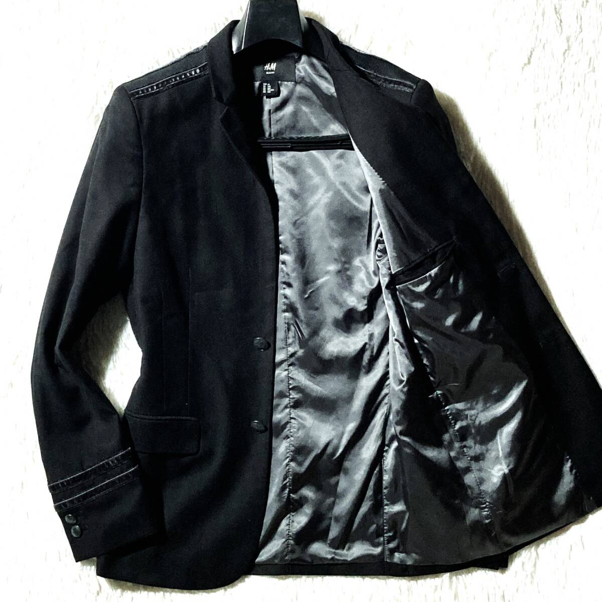 H&M★激レア★静なる最高モード優雅★ナポレオン風テーラードジャケット ベロア装飾パイピング エンブレム刻印ボタン ミリタリー 黒 44拍卖