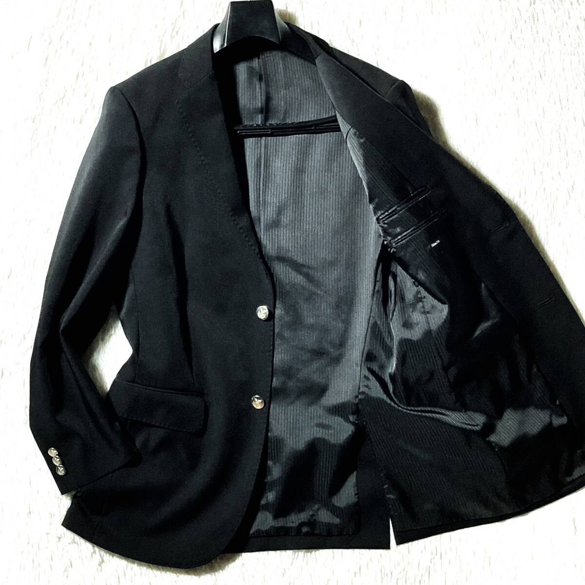 ユニクロ★輝く大人のアクセント★銀ボタン 2Bテーラードジャケット ブレザー サイドベンツ 総裏地 黒 M UNIQLO ハイカジュアル アメトラ拍卖