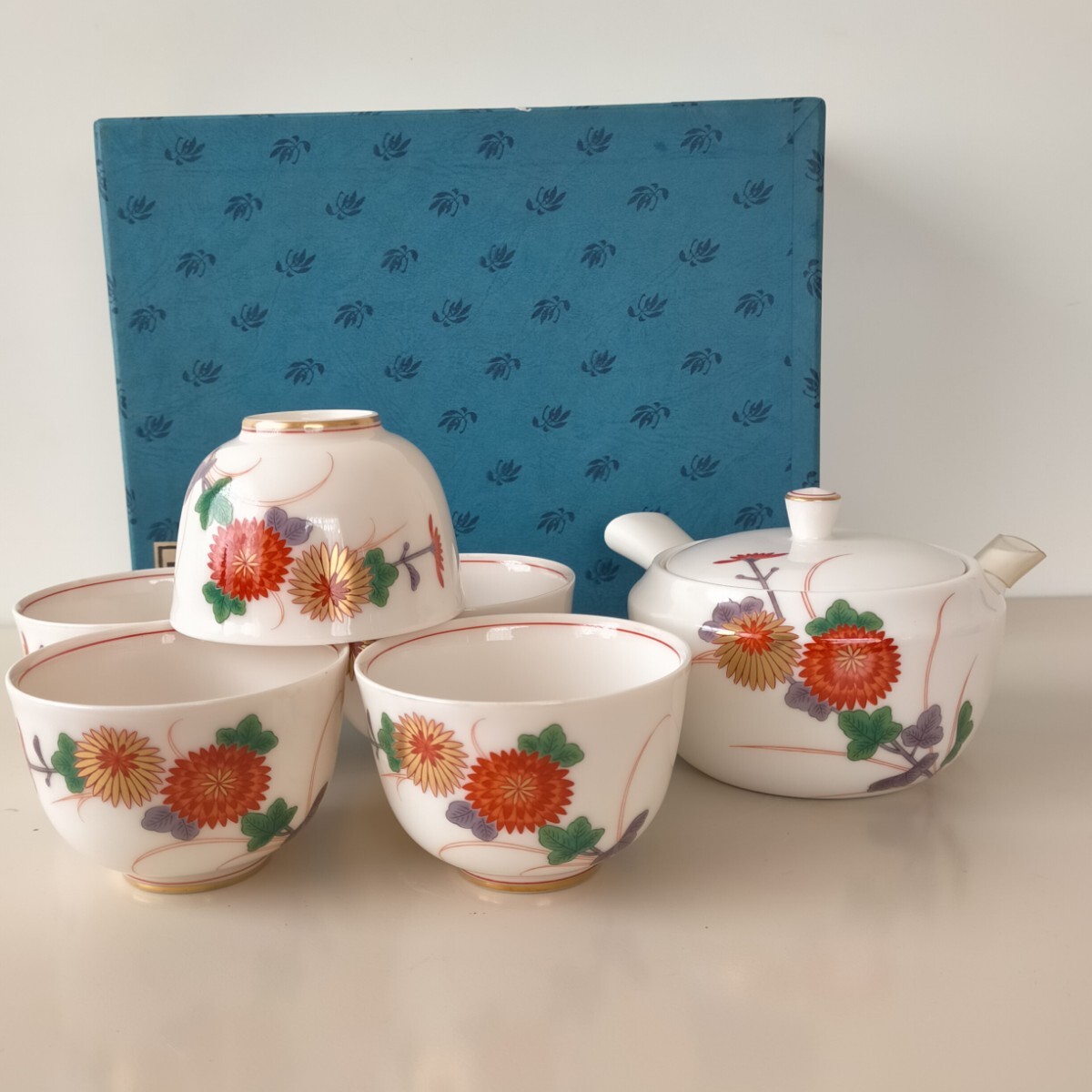 未使用 化粧箱いり  香蘭社  白磁に金彩 菊の柄 秋らしい上品な茶器揃い     拍卖