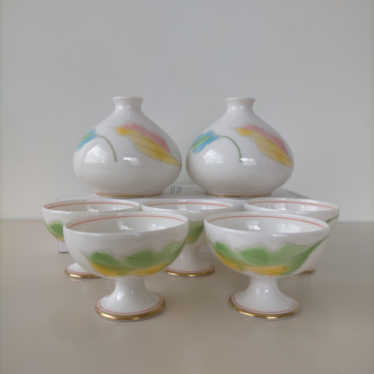 未使用化粧箱入り  香蘭社  可憐な木の葉柄  徳利2個 猪口5個  深川製磁 Wedgwoodすきさんもいかが拍卖