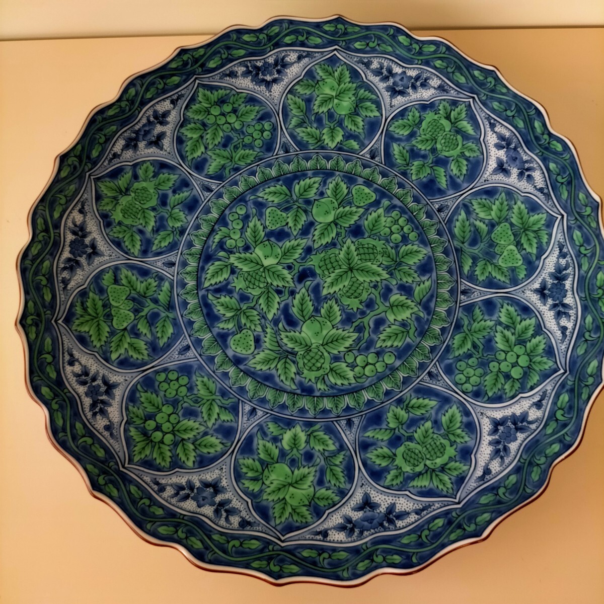 庫山窯 大皿 青華緑彩 前畑陶器 飾り皿 染付 平皿 直径:約30c お箱なしのためお安く   拍卖