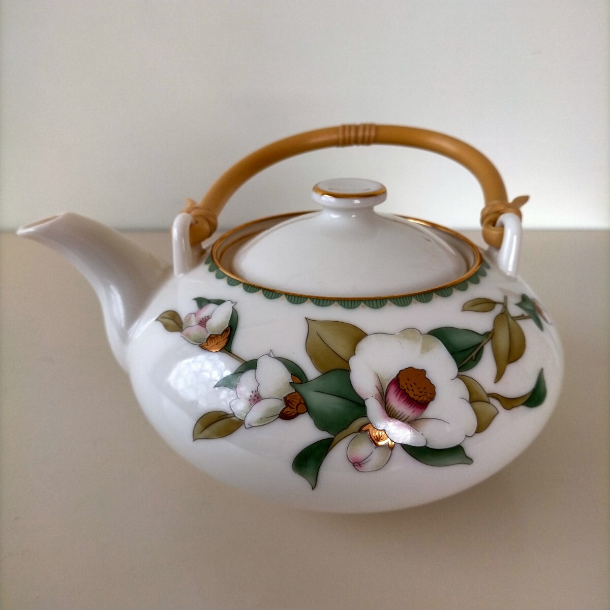 未使用保管品  保谷謹製  椿  白磁に金彩  上品な逸品   深川製磁 香蘭社すきさんもいかがでしょう拍卖