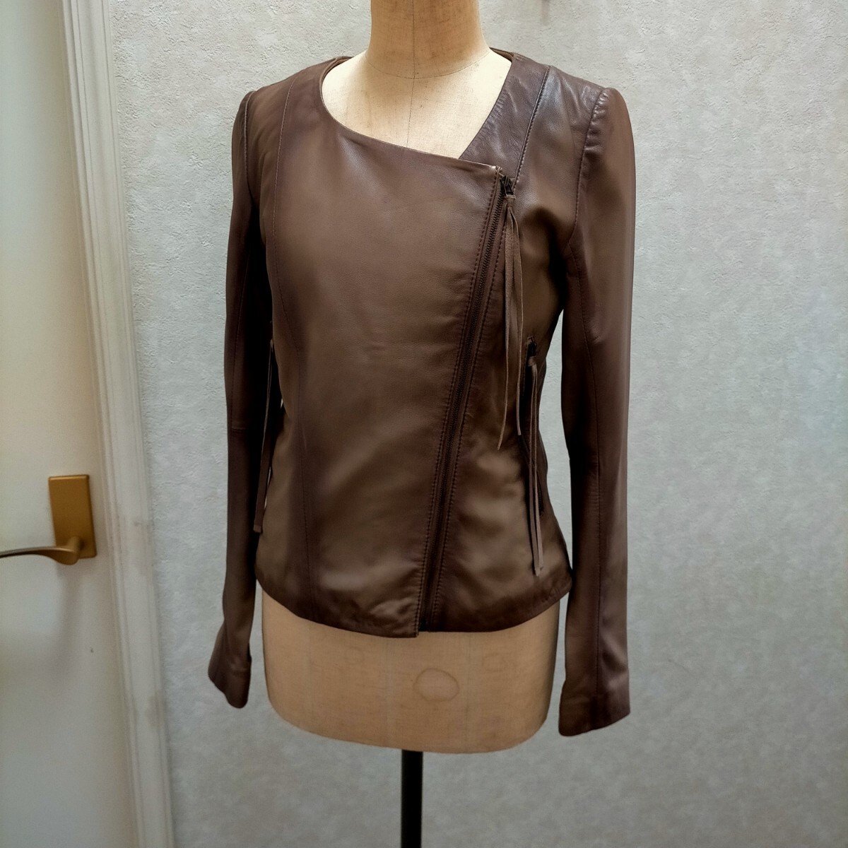 良品  スコットクラブ 羊皮ジャケット  9号  カーキベージュ   柔らかで着心地抜群拍卖