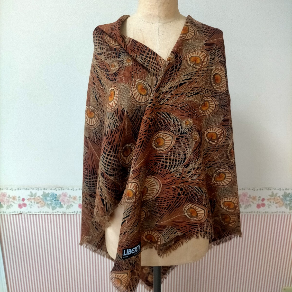 稀少な柄 リバティ 大判ストール  イギリス製  LIBERTY ウール100% 130cmx130cm拍卖