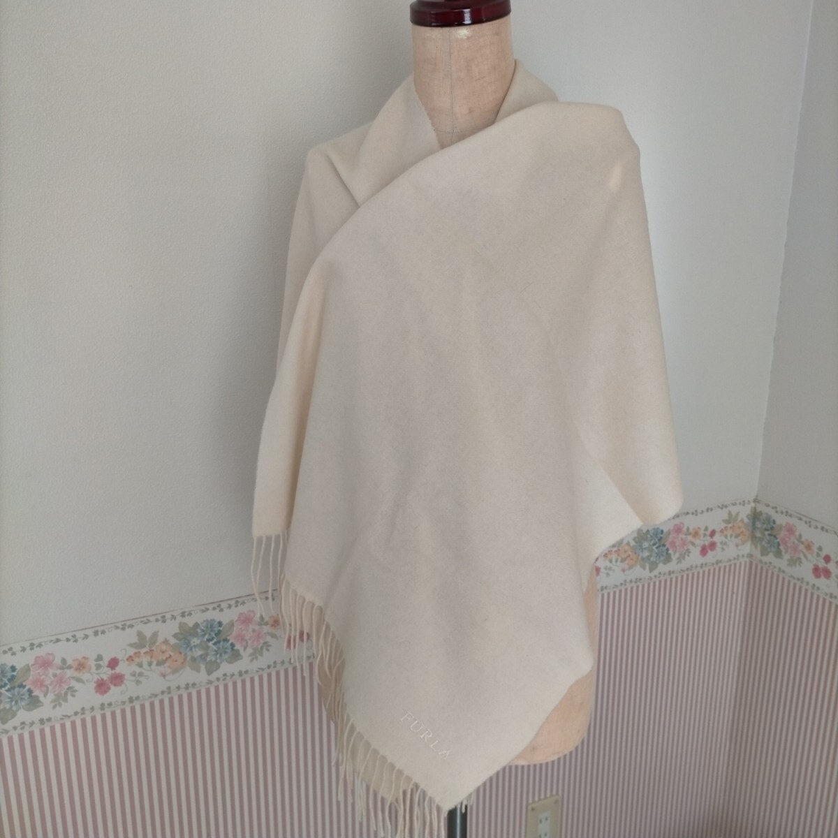 良品 フルラ 刺しゅう入りストール オフ白 ウールまたはカシミア   幅50cm 長さ 158cm フリンジ除く 拍卖