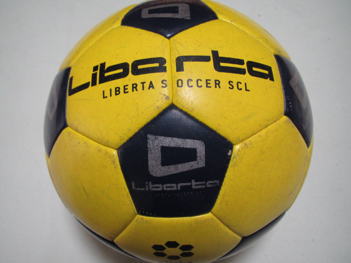 中古 LIBERTA リベルタ サッカースクール オリジナル サッカーボール 4号 子供用 黄色 紺 サッカー ボール 小学生用拍卖