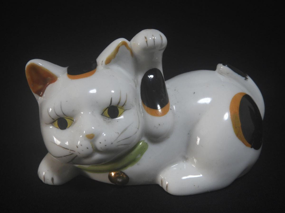 猫の置物 招き猫 横たわった猫 ねこ 陶器製 【送料無料】拍卖