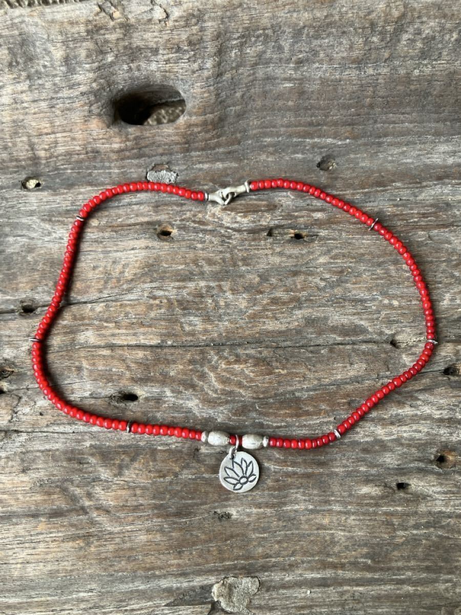 ガイジンメイド、ホワイトハートグラスビーズ+カレンシルバーロータスフラワーシルバープレートチョーカー フリーサイズ拍卖