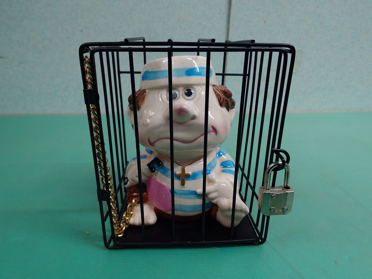 ● 美品 昭和レトロ ヴィンテージ 当時物 TOKAI 東海工芸 PoPe プリズンバンク(A) 囚人 南京錠付 貯金箱 フィギュア 陶器製 置物 ③拍卖