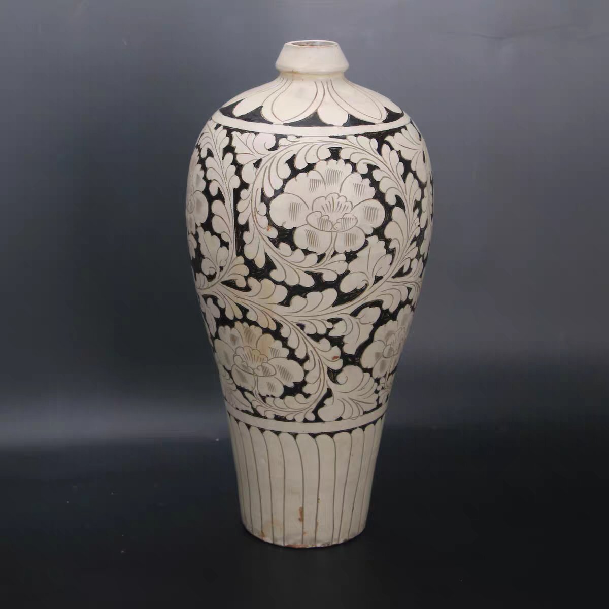 磁州窯 白黒 彫り抜き 蓮唐草文 梅瓶 ダイナミックな文様 陶器・景徳鎮 磁器 置物 装飾 収蔵 コレクション拍卖