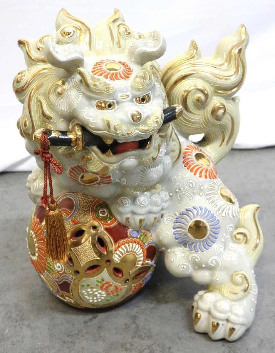 【ト足】九谷焼 縁起物 置物 魔除け 狛犬 玉乗り獅子 シーサー 陶器 全長約32cm 工芸品 骨董 古美術 アンティーク レトロ CO927CMM60拍卖