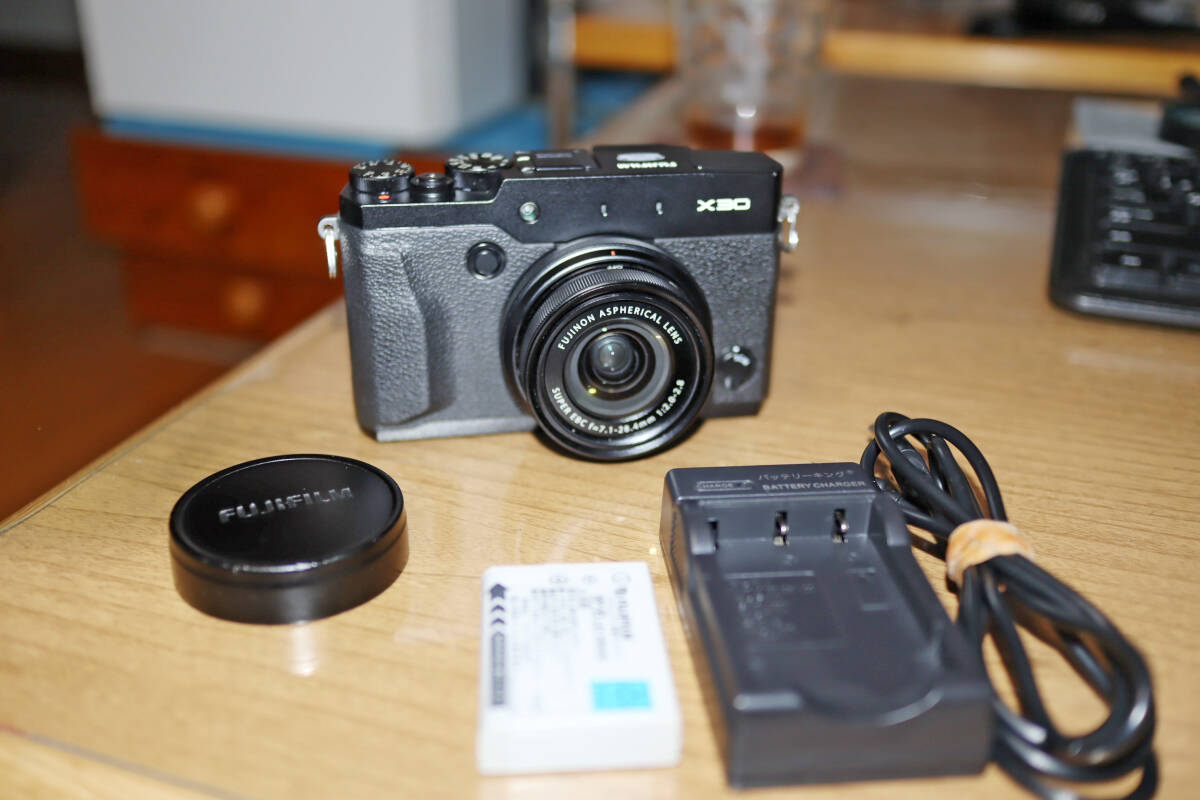 FUJIFILM X30ブラック 良品 動作正常 バッテリー付き拍卖