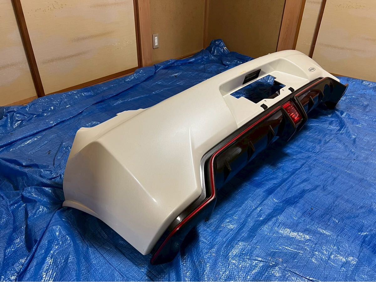 マーチ ニスモ リアバンパー バックフォグつき! スレ傷磨けば消える?  白 オーテックステッカー ダクト付きリアバンパー ポン付拍卖