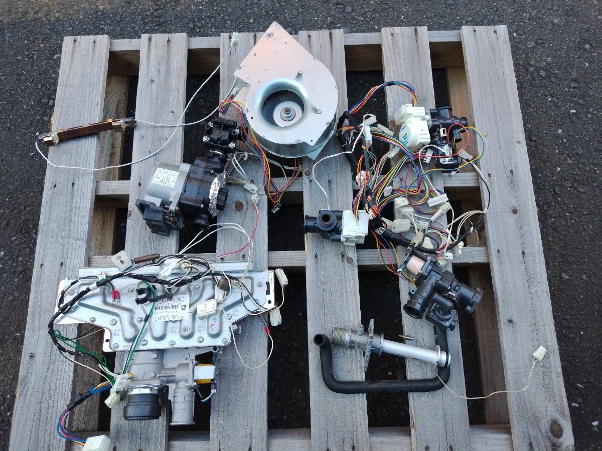 給湯器部品 エコジョーズ ノーリツ GT-C2052SAWX ファンモーター ポンプ バルブ ジャンク拍卖