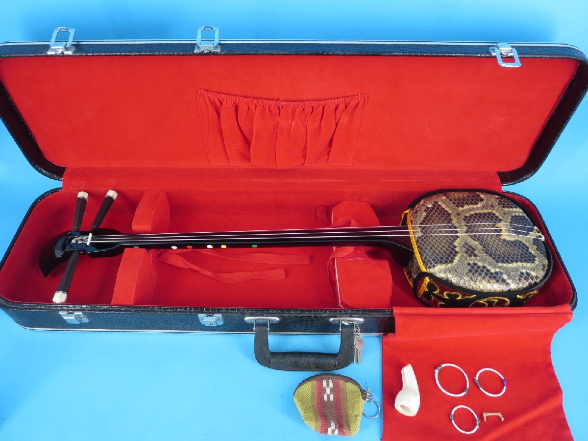 沖縄三線 三線 蛇皮 真壁型 和楽器 弦楽器 ハードケース 現状品 (中 13QL拍卖