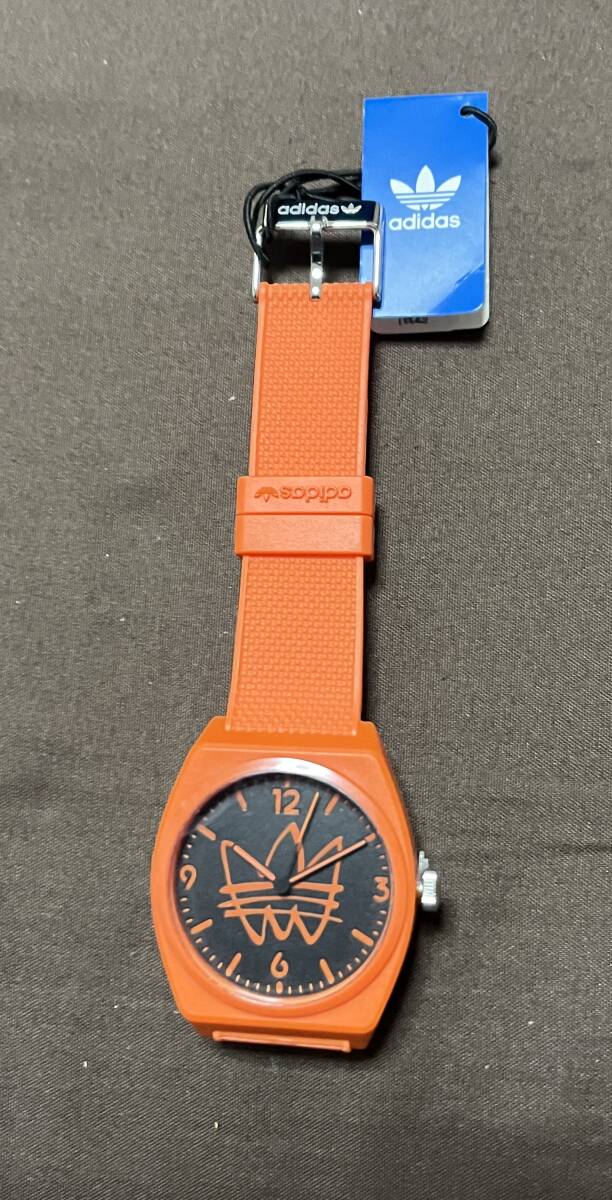 【新品】未使用 adidas アディダス ADIDAS AOST22562 腕時計 オレンジ 山吹色系 防水 メンズ レディース ユニセックス 軽量拍卖