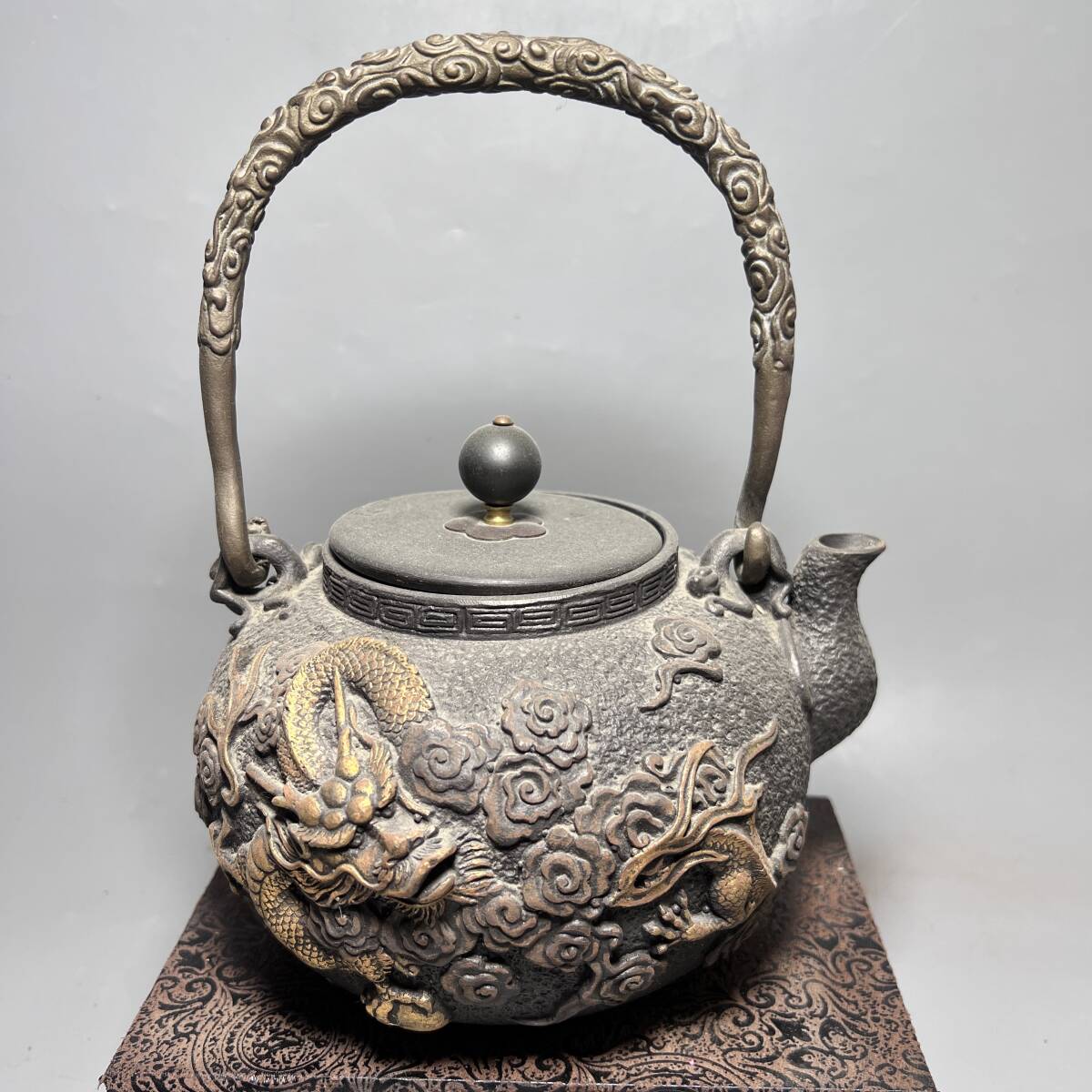 旧家蔵出し 鉄製 鉄瓶 描金 飛龍祥雲紋 急須 茶道具 提梁瓶 提壺 茶道品 極細工 置物擺件 美術品 旧家蔵出 旧家供養品 拍卖