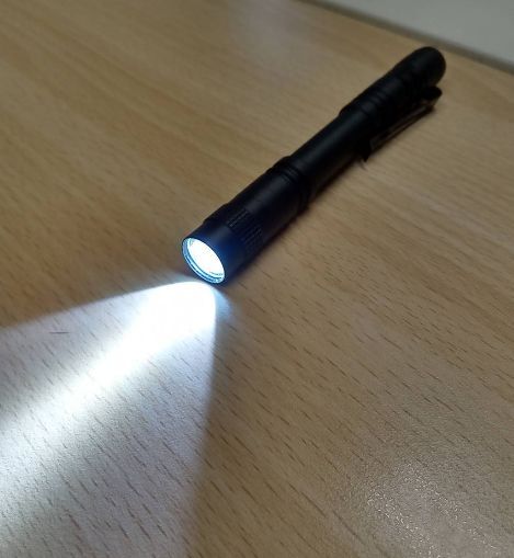 【送料無料】懐中電灯 ハンディライト LEDライト ペンライト COBフラッドライト 電池式(単4、2本) 全長13㎝拍卖