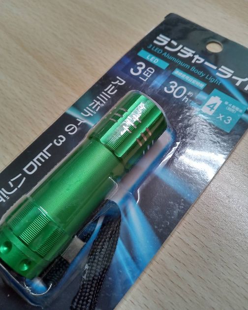 【送料無料】LEDライト 懐中電灯 緑 グリーン 小型 電池 防犯 防災用品 地震 災害 停電 夜間 ハンディライト 単4拍卖