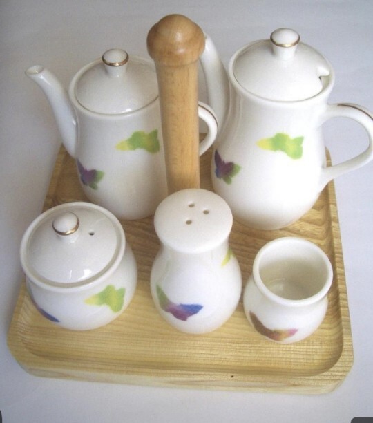 【新品未使用】有田焼 花庵(はないおり) 卓上調味料入5点セット 醤油差し /ソース差し/塩胡椒入 /薬味入れ /楊枝入れ 持ち手付木製トレー拍卖