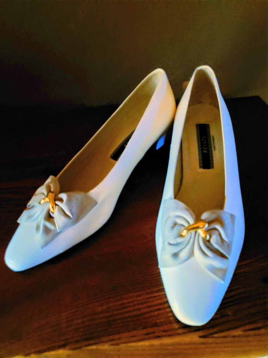 【新品未使用】【美品】リボンポイント付き エレガント 本革 白 パンプス サイズ 24 1/2EE 日本製 上品 可愛い拍卖