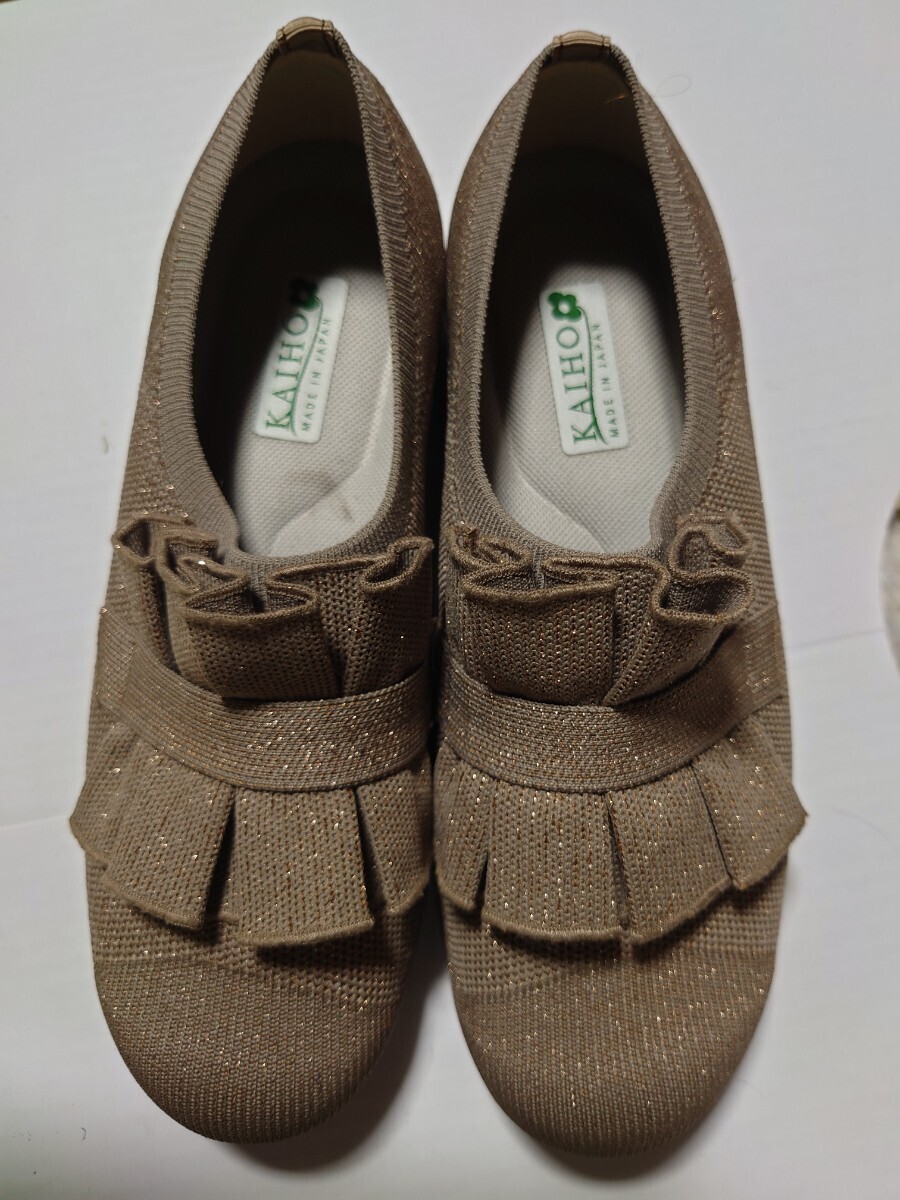 【新品未使用】金ラメ入り 伸縮性あり ポイント付き ローヒール23,5cmEEE 金ラメ入りチャコール ローヒールシューズ KAIHO 日本製 拍卖