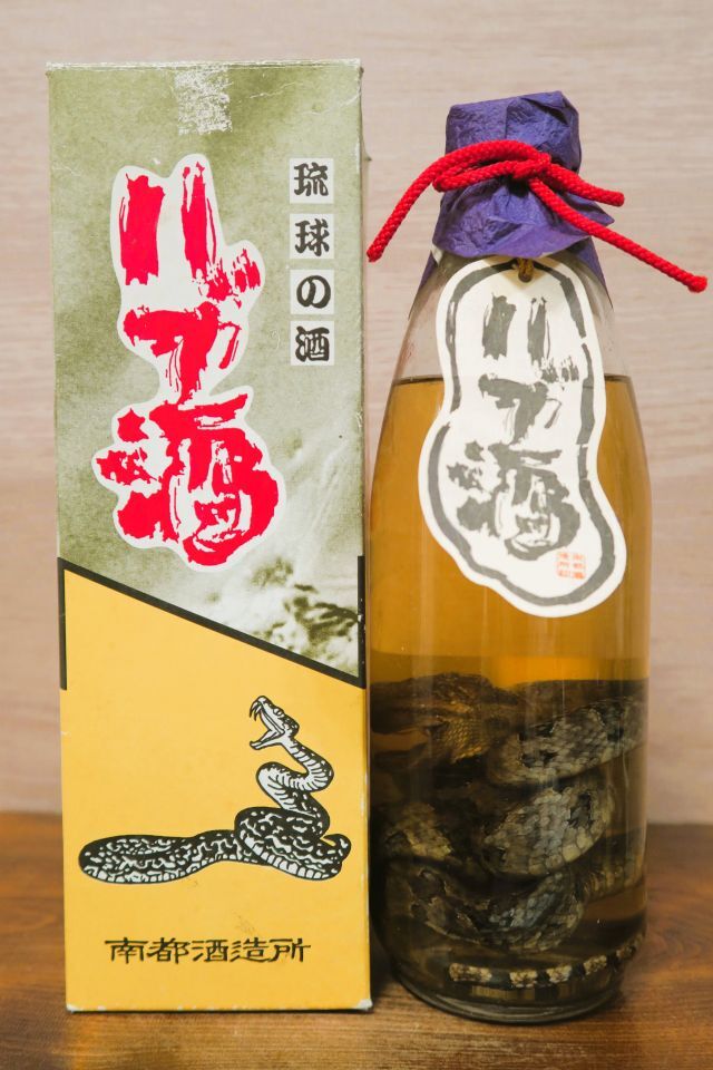 リキュール 沖縄特産 琉球の酒「ハブ入りハブ酒」800ml 35度 化粧箱付 南都酒造所 沖縄県島尻郡玉城村時代!拍卖