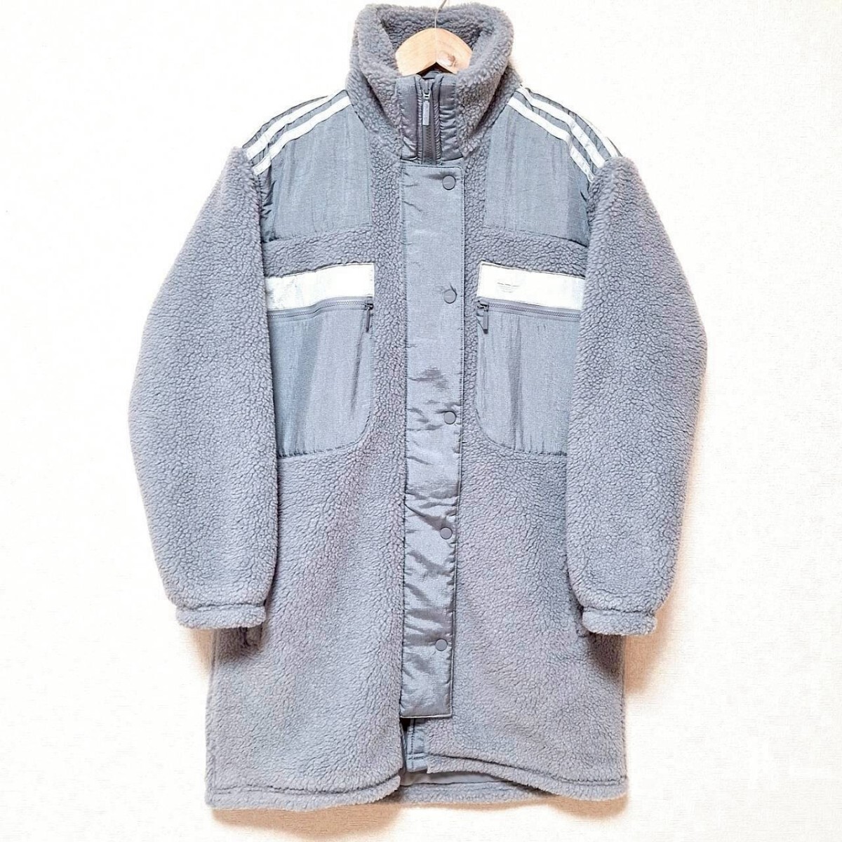 W426【adidas】アディダス ボアジャケット アウター ロング丈 ファスナーポケット ロゴ 刺しゅう カジュアル 大きめ グレー系 メンズ S /ee拍卖