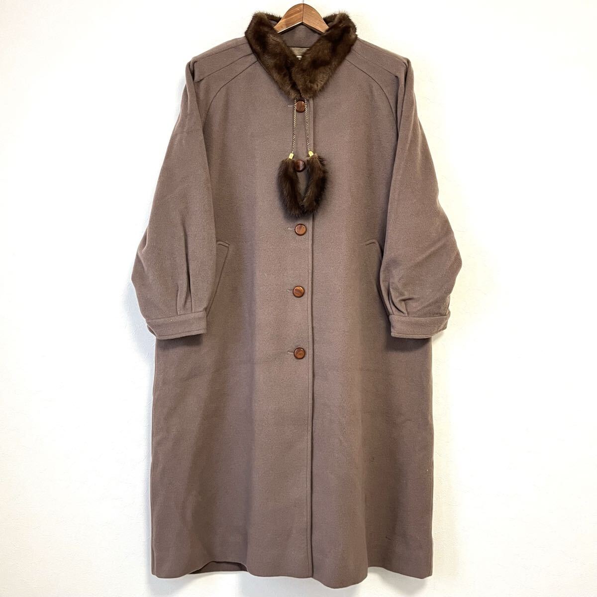 W480【山の手夫人】ファー付 ロング コート アウター ラム ウール混 上品 きれいめ 肌触り ブラウン 系 レディース サイズ17号(4L位)/mm拍卖
