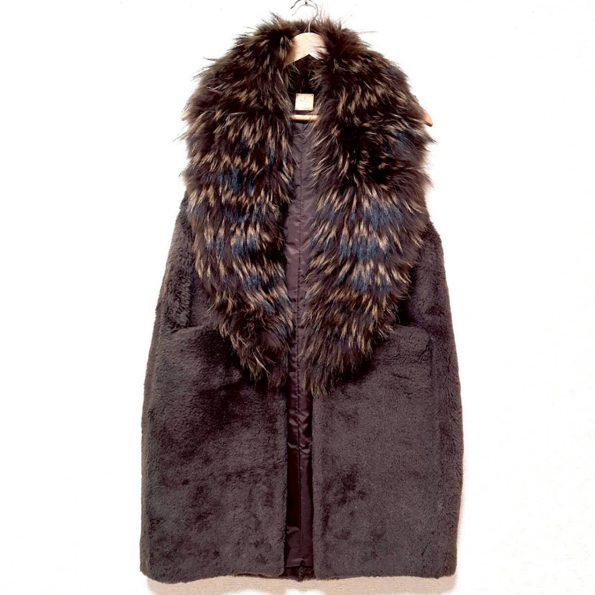 W563【MUSE】ミューズ ロングベスト ファー付き ラクーン タヌキ ボア 日本製 防寒 高級 上品 大きめ ダークブラウン レディース S位/ee拍卖