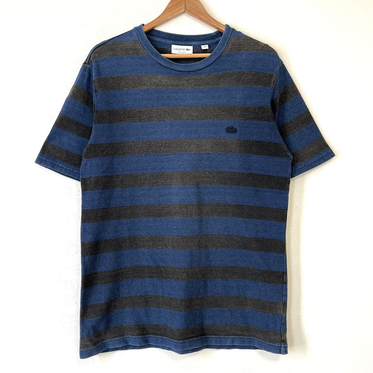W609【LACOSTE】ラコステ 半袖 Tシャツ コットン ロゴ 刺繍 カジュアル デイリー 着心地 ボーダー インディゴ×黒系 メンズ サイズM/mm拍卖