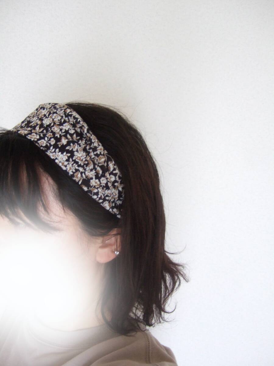 ★即決★ハンドメイド 秋のコーデのアクセントに 上品な 小花柄 ブラック 薄手コットンのゆるターバン* ヘアバンド 拍卖
