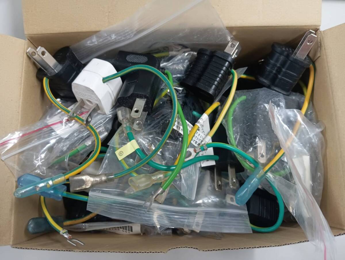 【まとめ売り】アース付 変換アダプター 3P→2P 40個セット デザイン・種類混在 新品・中古混在拍卖