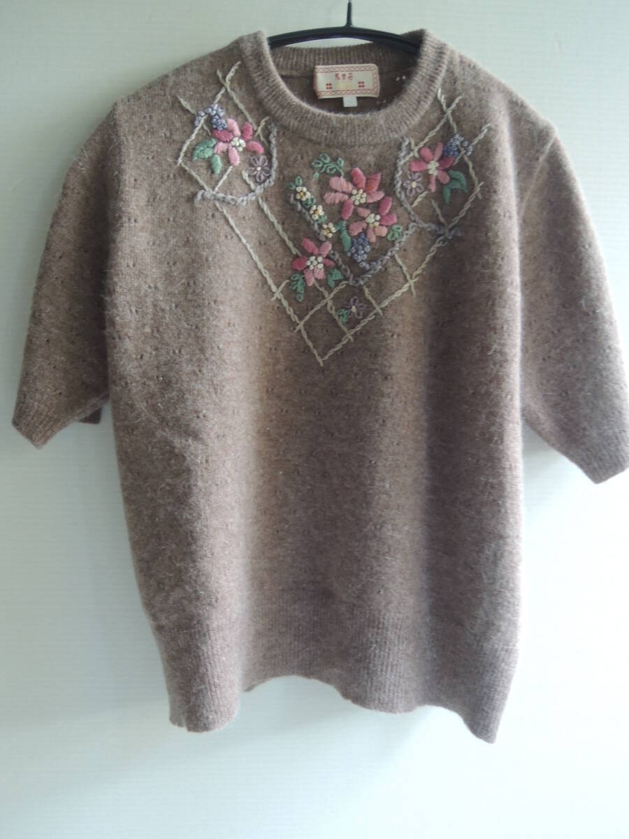 昭和レトロ 馬里邑 アンゴラ半袖ニット 可愛いお花刺繍入りセーター 美品 サイズM拍卖