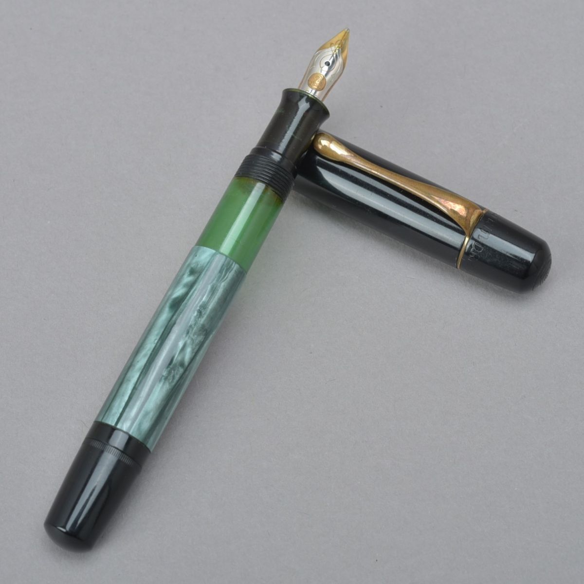 レア/美品 Pelikan ペリカン 100N 万年筆 ペン先14C-585 14K ブラック グリーン 筆記OK ヴィンテージ 文具 文房具 ブランド #N※C703拍卖