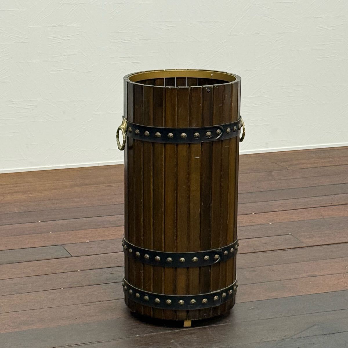 H19K80a カリモク karimoku 傘立て 樽型 アンブレラスタンド 鋲打ち 昭和レトロ 玄関インテリア ビンテージ 木製 ステッキスタンド拍卖