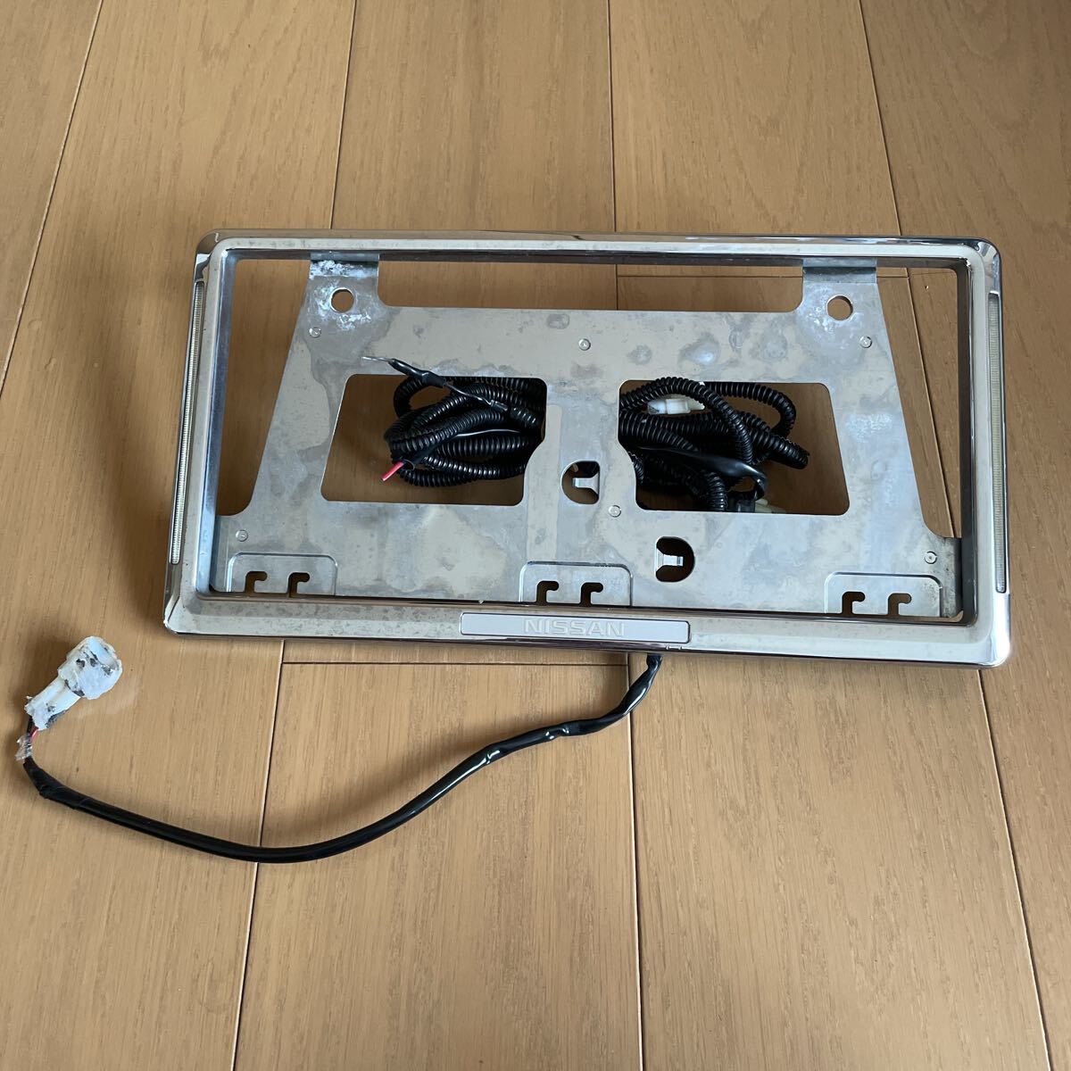 日産純正品 (点灯確認済み)イルミネーション付きフロントナンバープレートリム 中古品拍卖