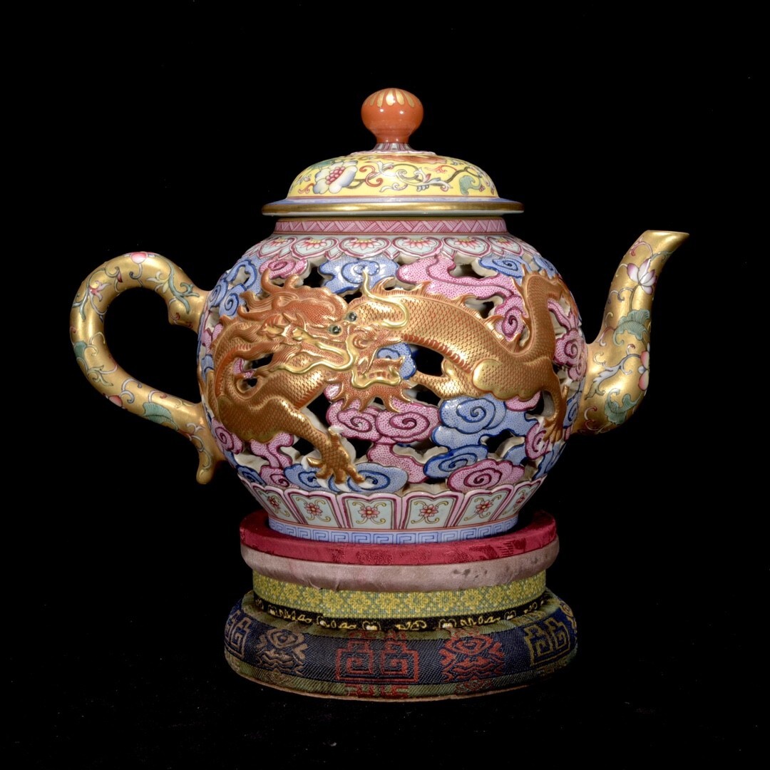 【永】清時代 乾隆年製 塗金 鏤空彫 龍紋壺 古陶磁器 陶芸 皿 中国陶瓷器 唐瓷 置物擺件 古美術品 古賞物 収集 旧家蔵出 中国唐物 A54拍卖