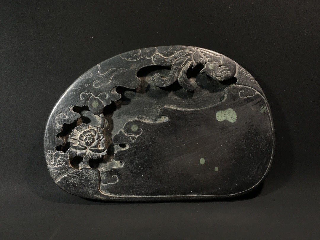 【永】清時代 在銘 端石彫 鳳戲牡丹硯 天然石眼 端渓硯 極細工 書道具 文房具 置物擺件 古美術品 時代物 古董品 収集 旧家蔵出 中国唐物拍卖