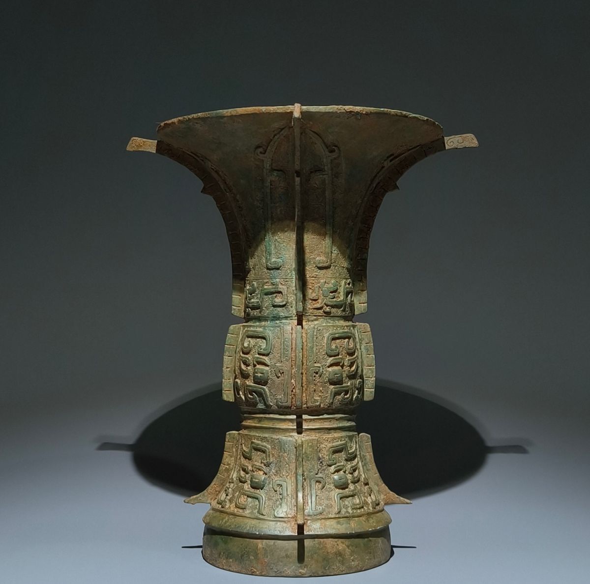 【永】商代時期 青銅器 獸面紋 酒尊 極細工 古銅彫 置物擺件 古美術品 時代物 古董品 収集 古美味 骨董品 旧家蔵出 中国唐物拍卖