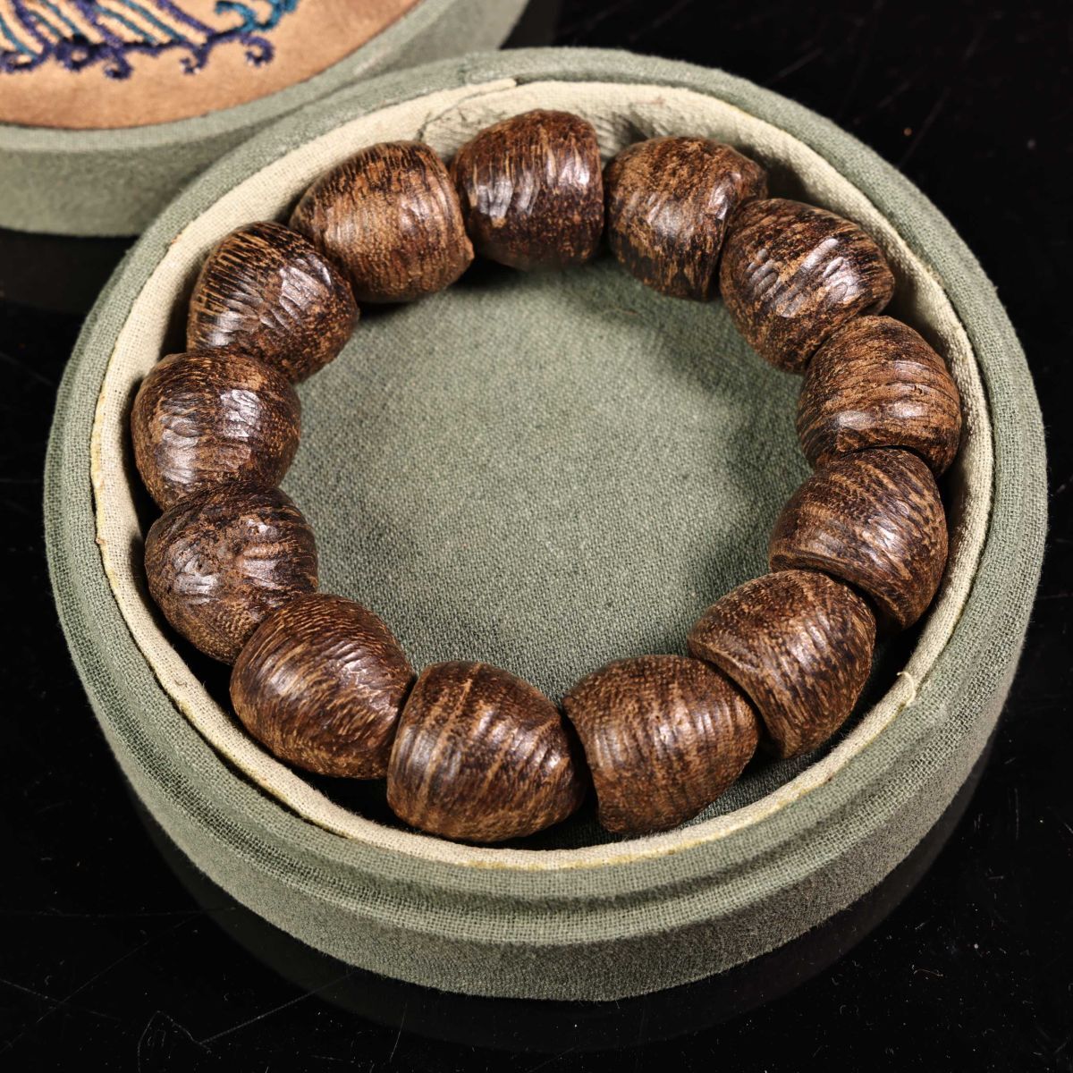 【永】清時代 老沈香 珍木彫 手串 錦盒 極細工 置物擺件 古美術品 時代物 古董品 収集 旧家蔵出 中国唐物 A2211拍卖