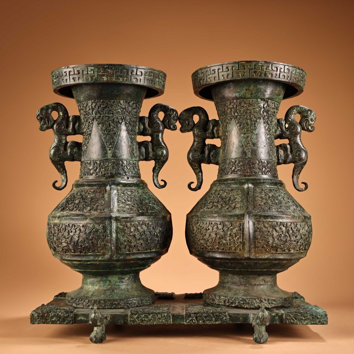 【永】戰國時期 青銅器 曾侯乙聯禁壺 酒壺 極細工 古銅彫 置物擺件 古美術品 時代物 古董品 収集 古美味 骨董品 旧家蔵出 中国唐物 A215拍卖