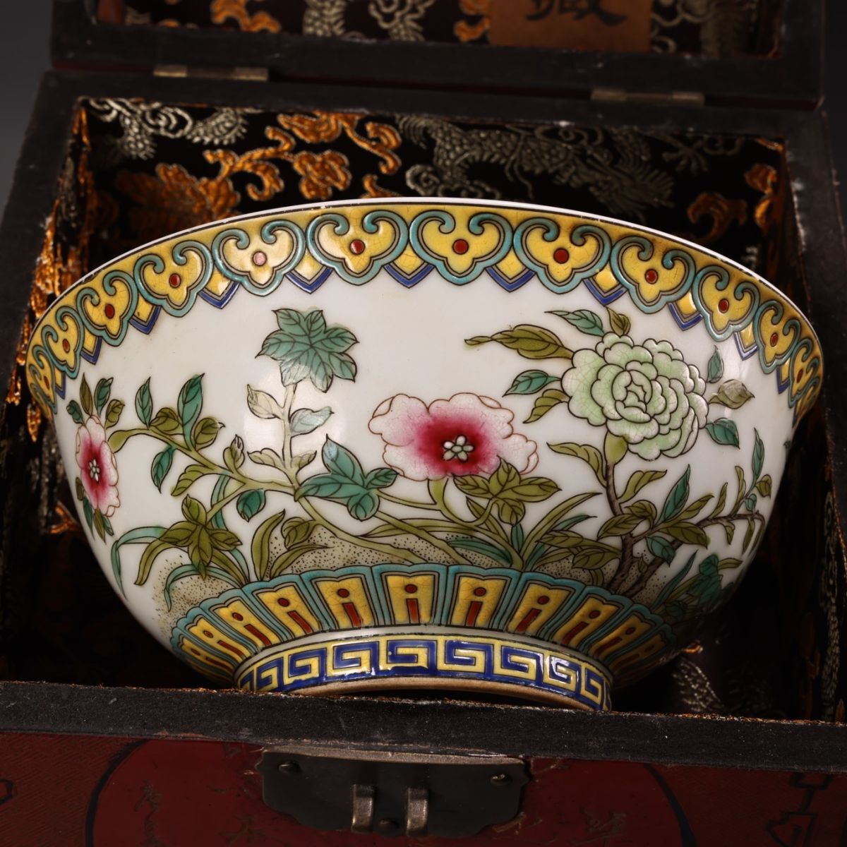 【永】清時代 康熙御製 粉彩花湖紋碗 漆盒 古陶磁器 陶芸 皿 中国陶瓷器 唐瓷 置物擺件 古美術品 古賞物 収集 旧家蔵出 中国唐物 A26拍卖