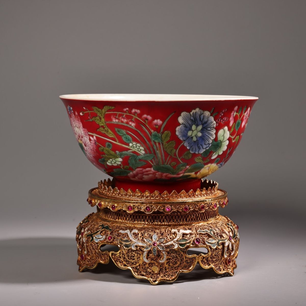 永し 清時代 康熙御製 粉彩花卉紋碗 花絲塗金座 古陶磁器 陶芸 皿 中国陶瓷器 唐瓷 置物擺件 古美術品 古賞物 収集 旧家蔵出 中国唐物 A22拍卖