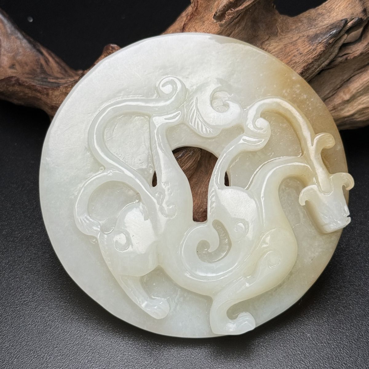 【永】清時代 和田玉 龍紋彫 玉壁 極細工 置物擺件 古美術品 時代物 古董品 収集 古美味 旧家蔵出 中国唐物 109g拍卖