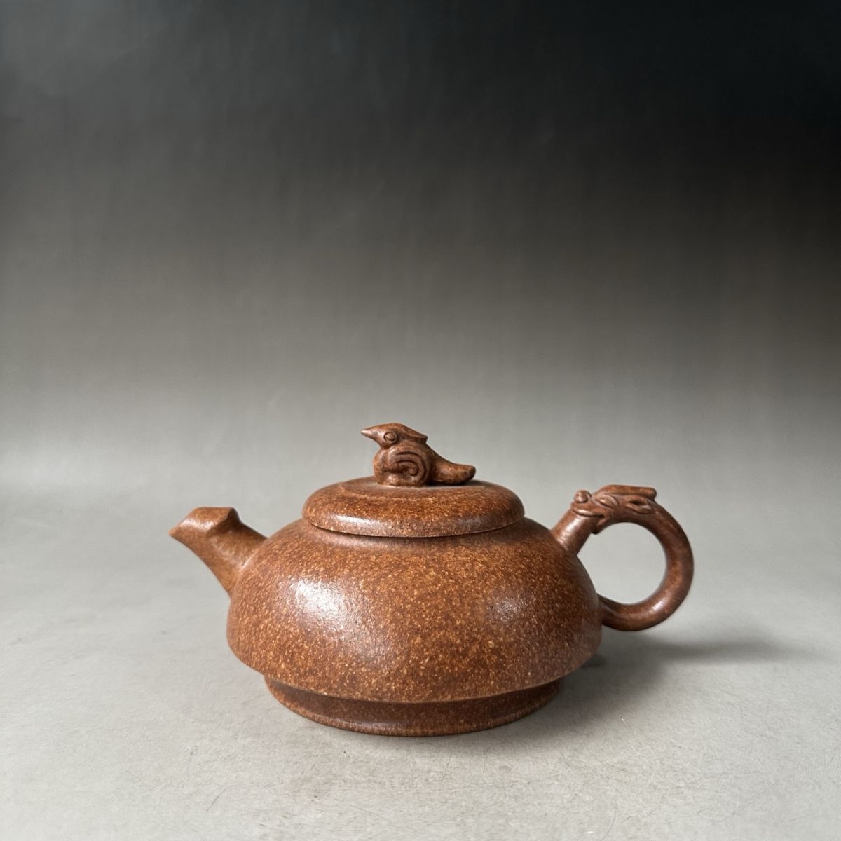 【永】 旧家蔵出 金鼎商標款 品名【扁壺】朱泥 段泥 煎茶道具 急須 単孔口 唐物 紫砂壺 紫砂壷 茶壷 茶壷 極細工 古美術品 中国唐物拍卖