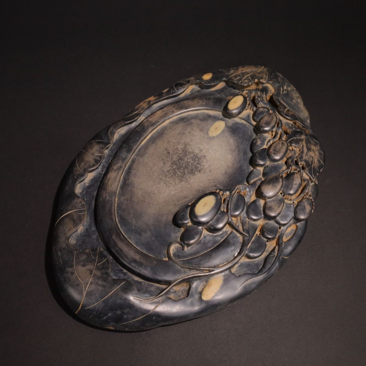 【永】清時代 荷廣銘 端石彫 多子多福硯 天然石眼 極細工 端渓硯 書道具 文房具 置物擺件 古美術品 時代物 古董品 収集 旧家蔵出 中国唐物拍卖